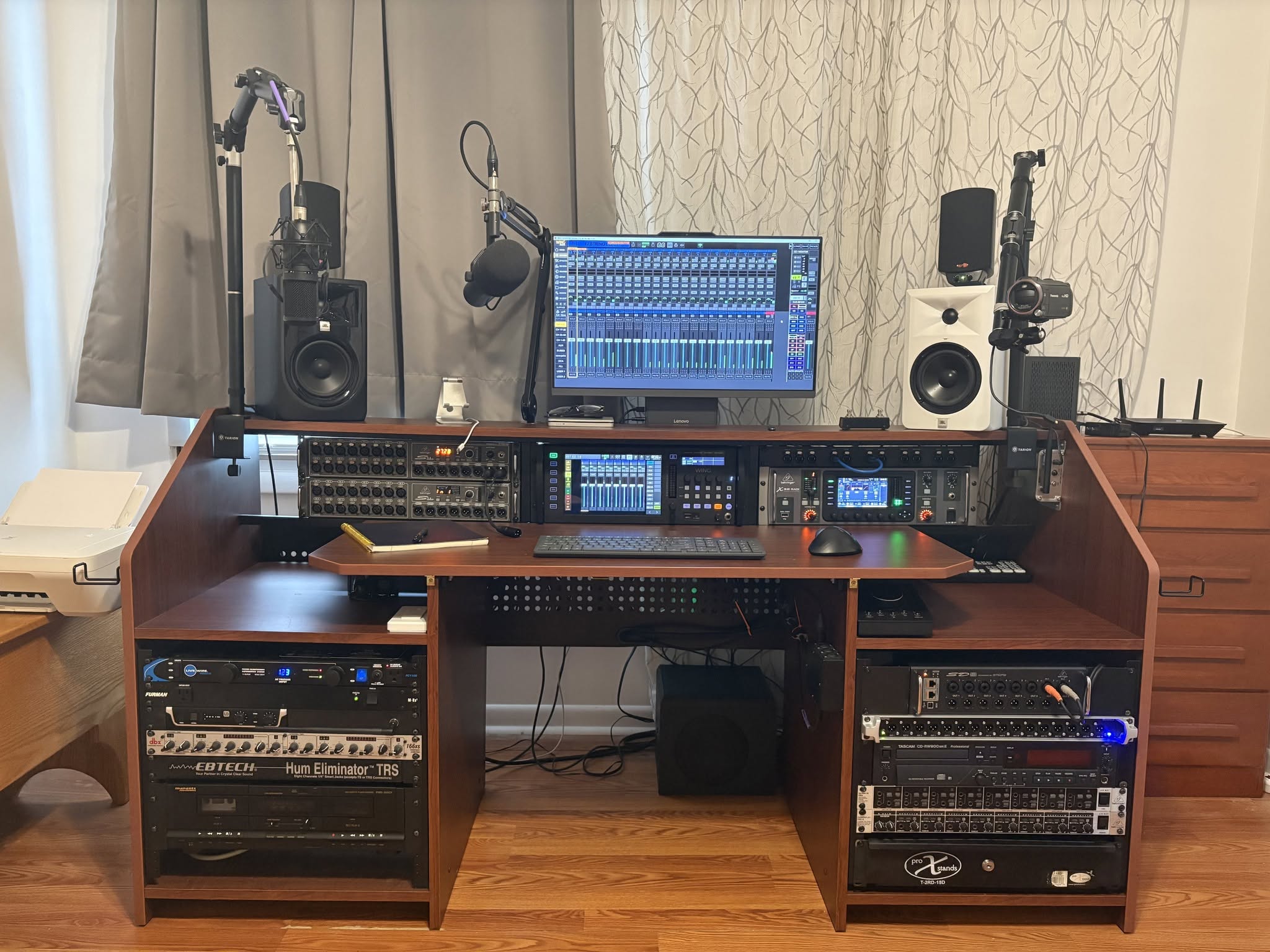 Danas-Studio-Desk
